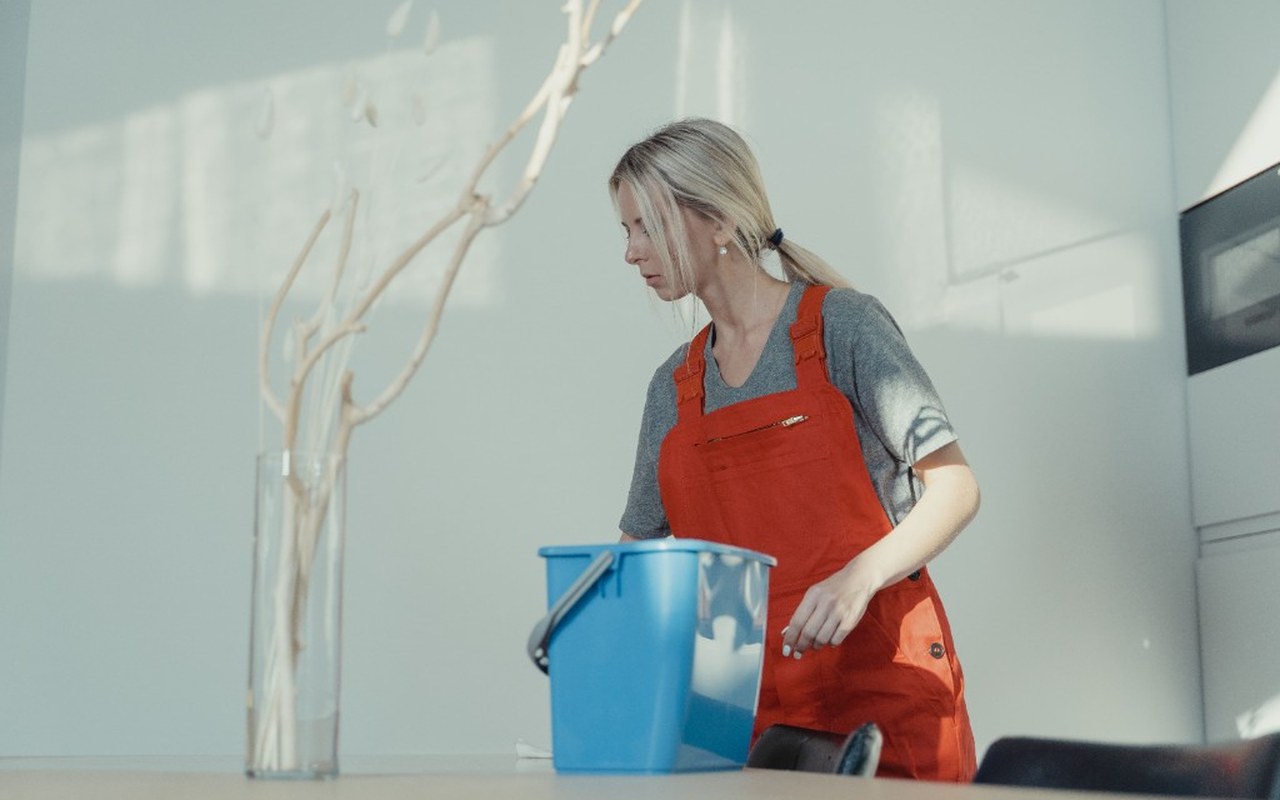 Professionell byggstädning – städare med hink efter renovering