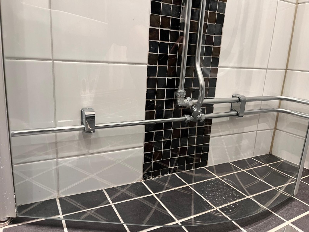 Badrum efter städning — rent glas och blanka ytor