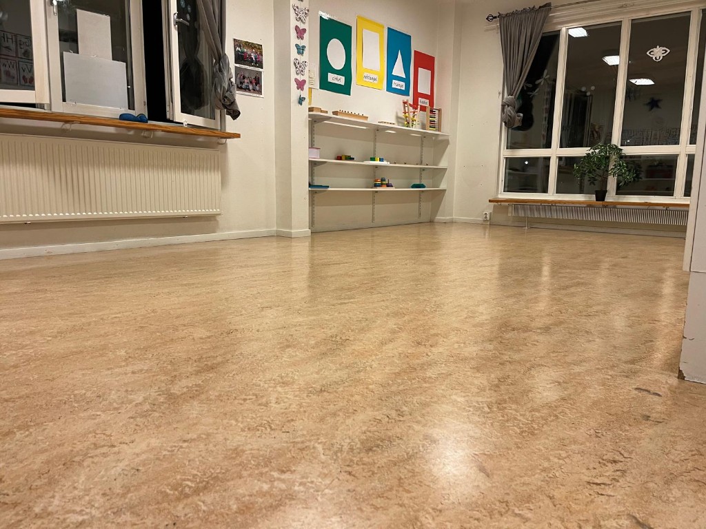 Skolgolv efter städning — rent och blankt