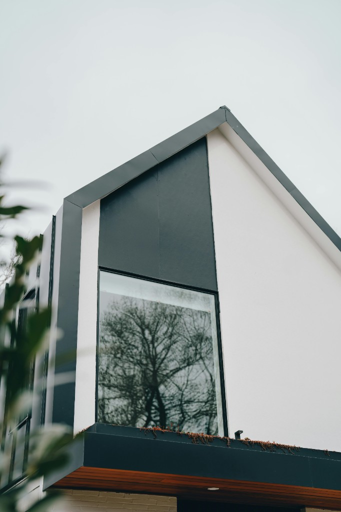 Modern bostad med stora fönster – hållbar arkitektur och rent hem