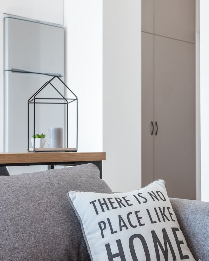 Mysig soffa med kudde There is no place like home – hemtrevlig interiör